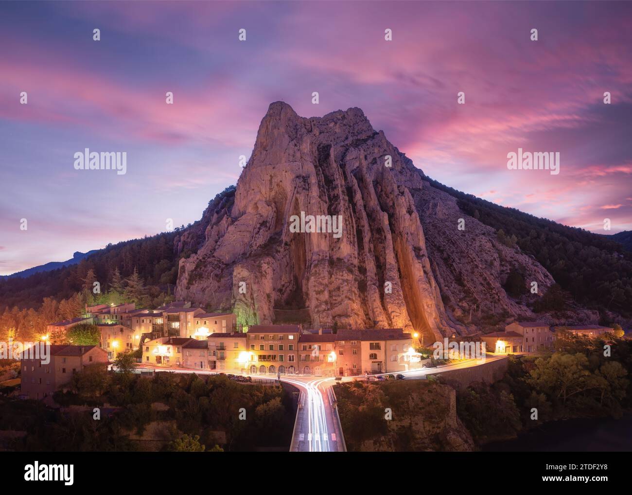 Rocher de la Baume, Sisteron Rock all'alba, Sisteron, Alpes-de-Haute-Provence, Provence-Alpes-Cote d'Azur, Provence, Francia, Europa Foto Stock