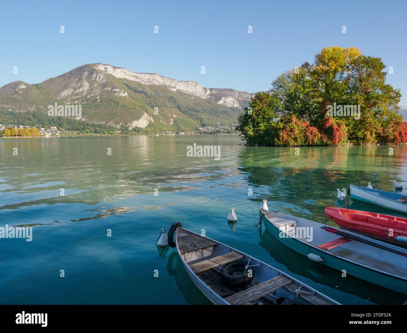 Montagne, piccole barche e colori autunnali sul lago di Annecy, Annecy, alta Savoia, Francia, Europa Foto Stock
