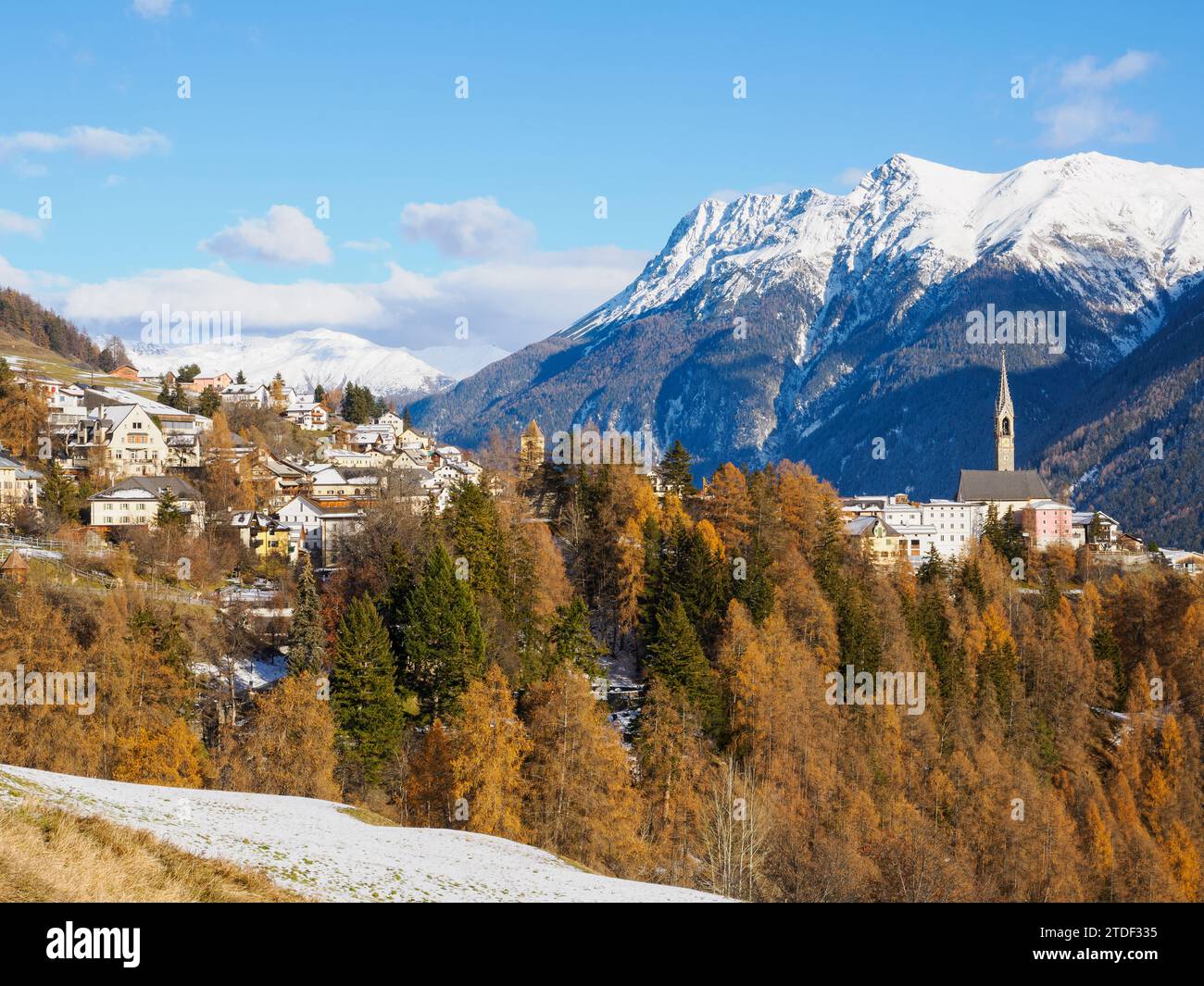 Il villaggio di Sent e di colore autunnale nella bassa Valle Engadina, Sent, Graubunden, Svizzera, Europa Foto Stock