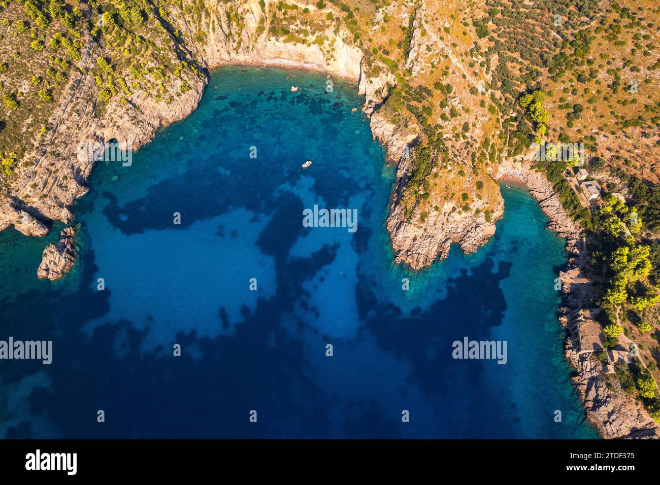 Baia di Ieranto vista dall'alto, Punta Campanella, Costiera Amalfitana, provincia di Napoli, regione Campania, Italia, Europa Foto Stock