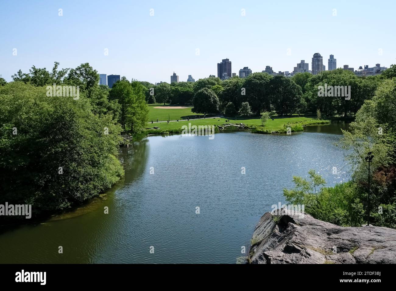 Turtle Pond, un bacino d'acqua di due acri presso la bse del Castello di Belvedere, popolare per rilassarsi e fare picnic a Central Park, Manhattan Island, New York City Foto Stock