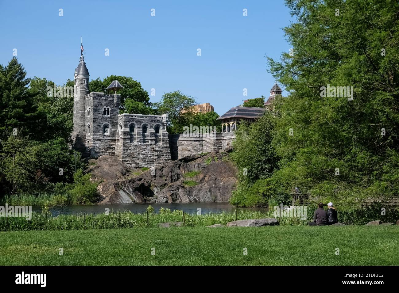 Paesaggio urbano con il Castello di Belvedere, una struttura neogotica su Vista Rock, Central Park, Manhattan Island, New York City Foto Stock