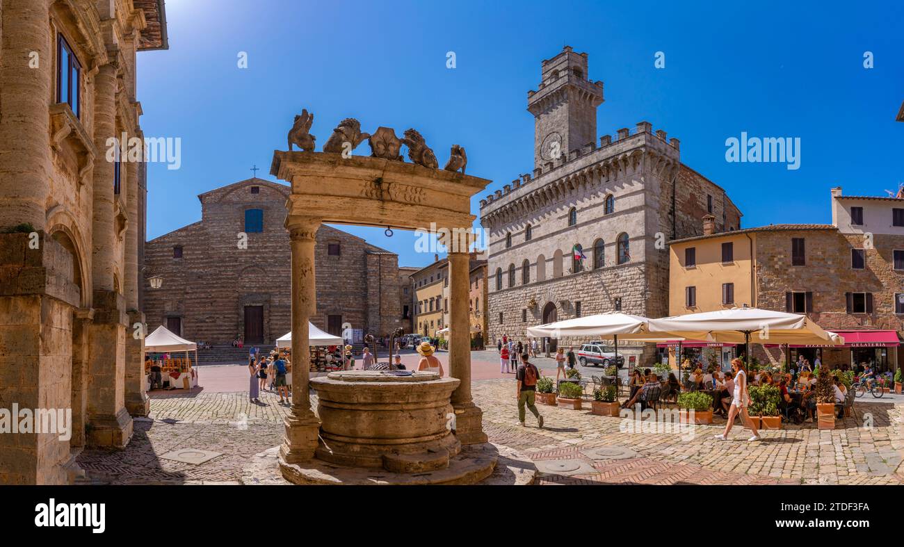 Vista del pozzo e del Palazzo Comunale in Piazza grande a Montepulciano, Montepulciano, provincia di Siena, Toscana, Italia, Europa Foto Stock