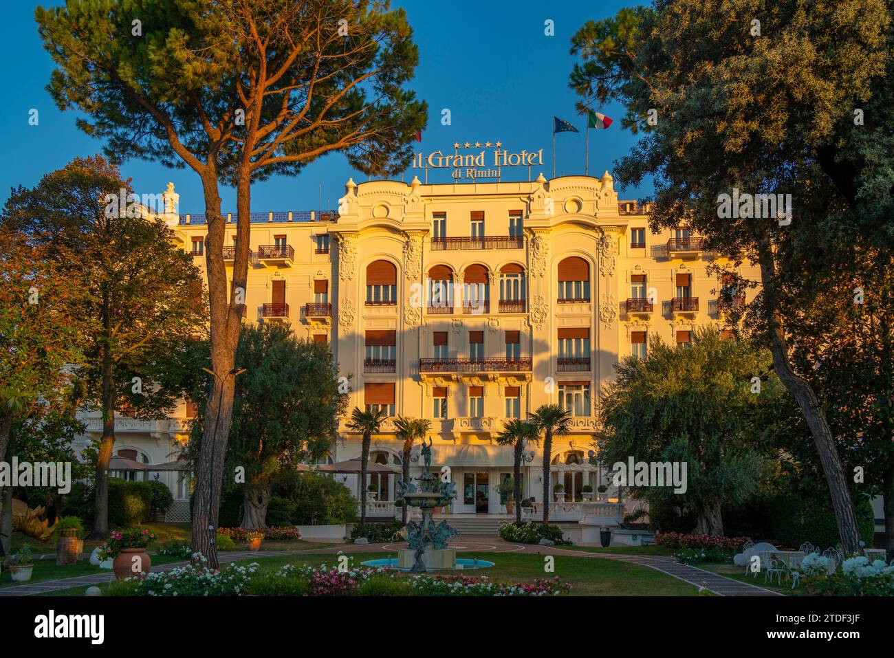Vista della facciata del Grand Hotel di Rimini sulla spiaggia di Rimini, Rimini, Emilia-Romagna, Italia, Europa Foto Stock