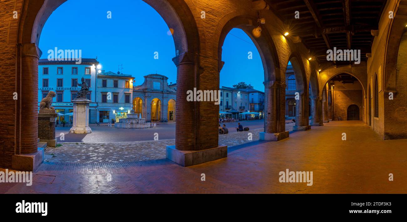 Vista di Piazza Cavour dagli archi del Palazzo del Podestà di Rimini al tramonto, Rimini, Emilia-Romagna, Italia, Europa Foto Stock