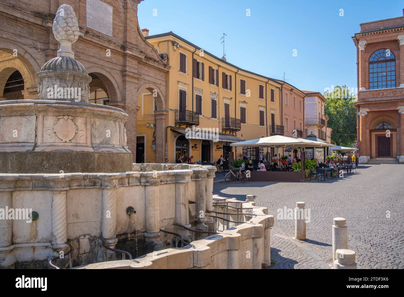 Vista della fontana e del ristorante in Piazza Cavour a Rimini, Rimini, Emilia-Romagna, Italia, Europa Foto Stock