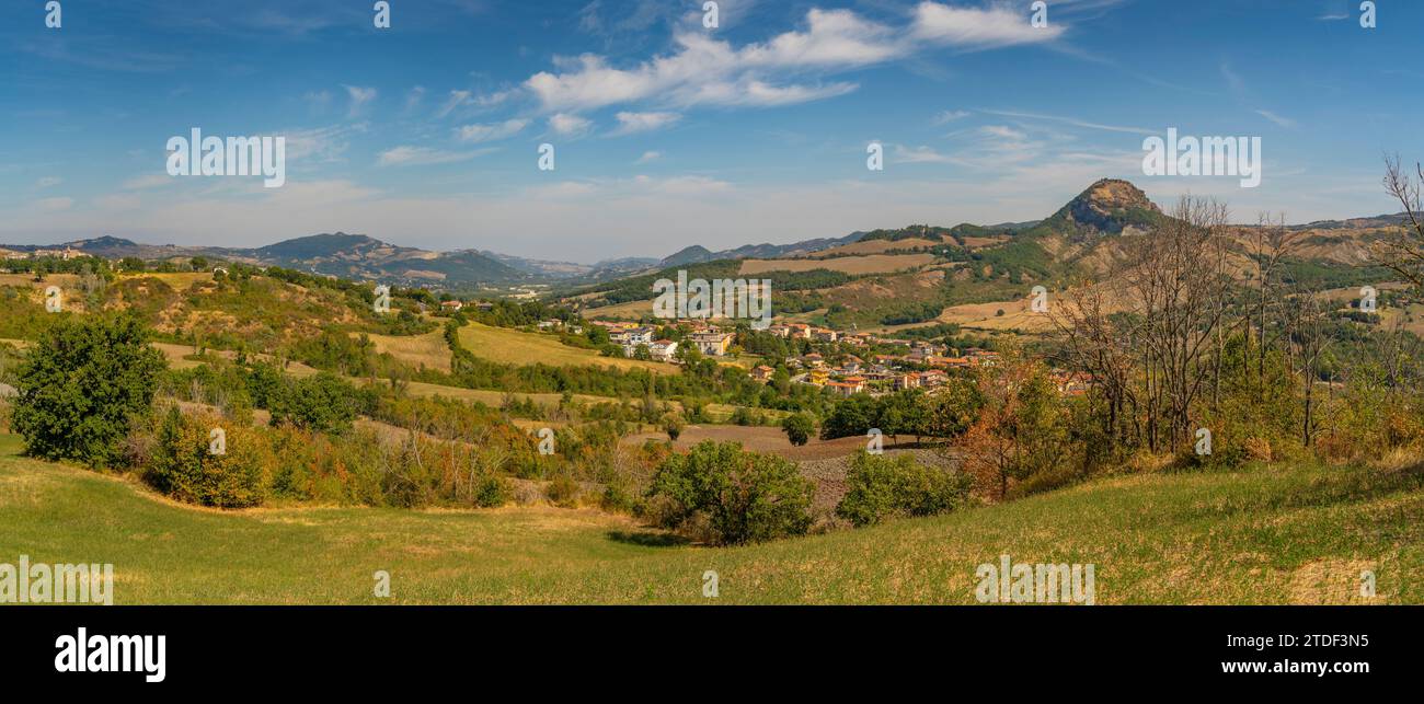 Vista degli alberi e della campagna verso San Leo, provincia di San Rimini, Emilia-Romagna, Italia, Europa Foto Stock