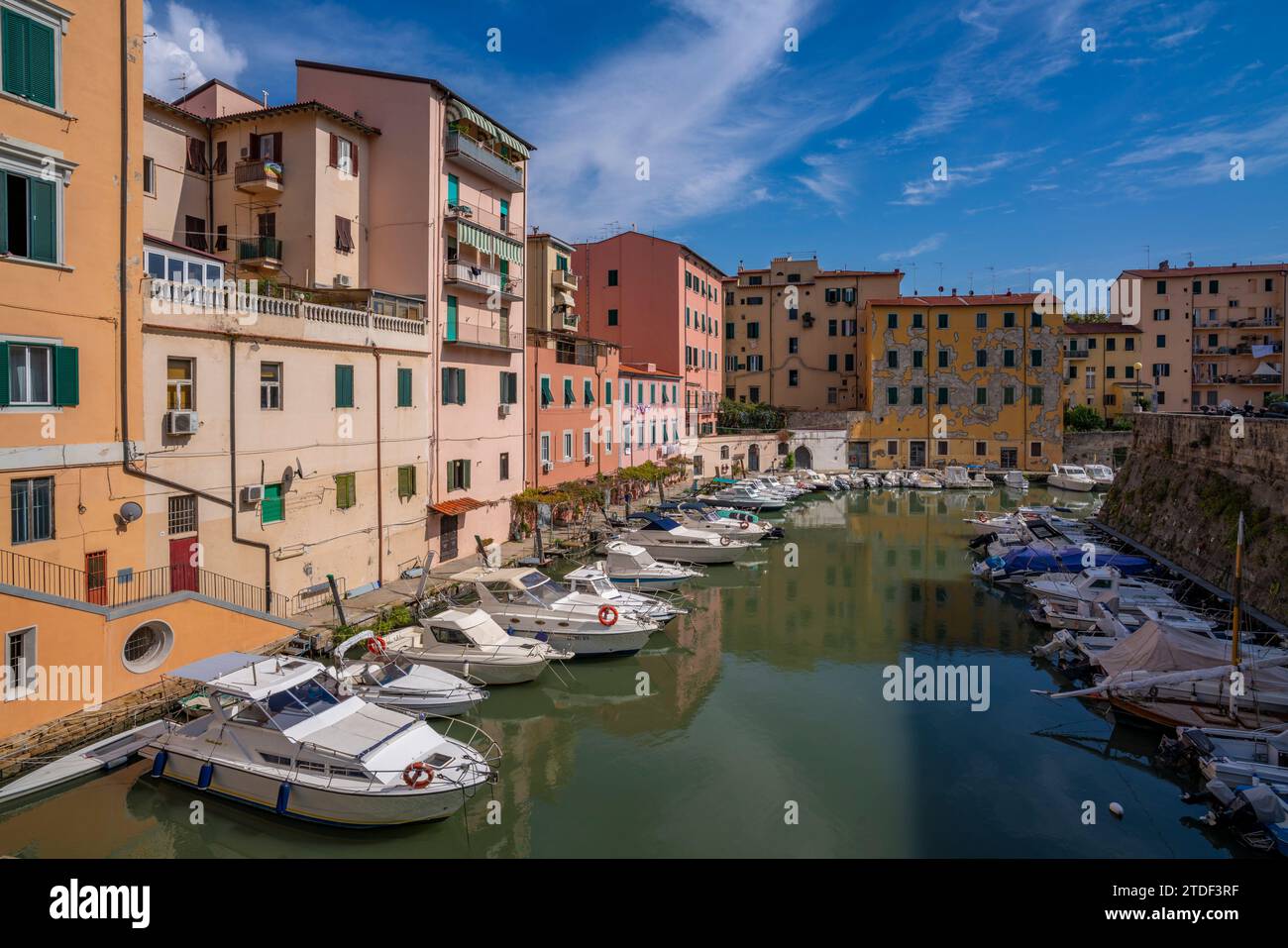 Vista di edifici colorati e canale, Livorno, provincia di Livorno, Toscana, Italia, Europa Foto Stock