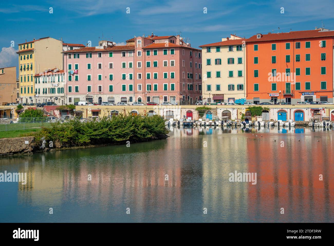 Vista di edifici colorati e canale, Livorno, provincia di Livorno, Toscana, Italia, Europa Foto Stock