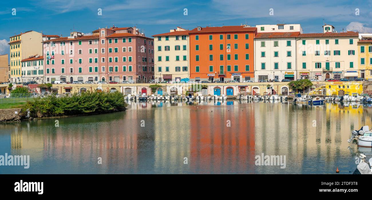 Vista di edifici colorati e canale, Livorno, provincia di Livorno, Toscana, Italia, Europa Foto Stock