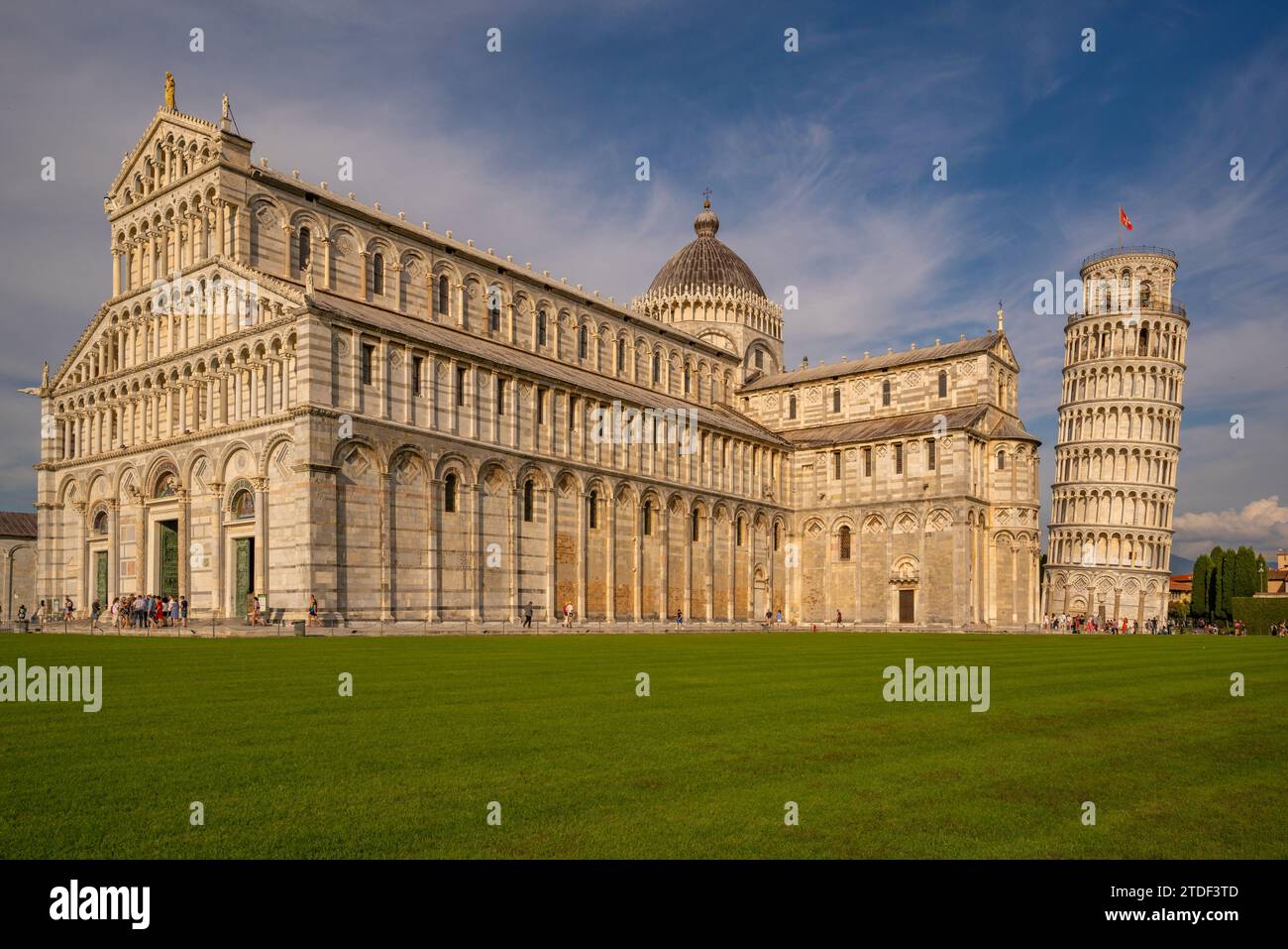 Vista della Cattedrale di Pisa e della Torre Pendente di Pisa, sito patrimonio dell'umanità dell'UNESCO, Pisa, provincia di Pisa, Toscana, Italia, Europa Foto Stock