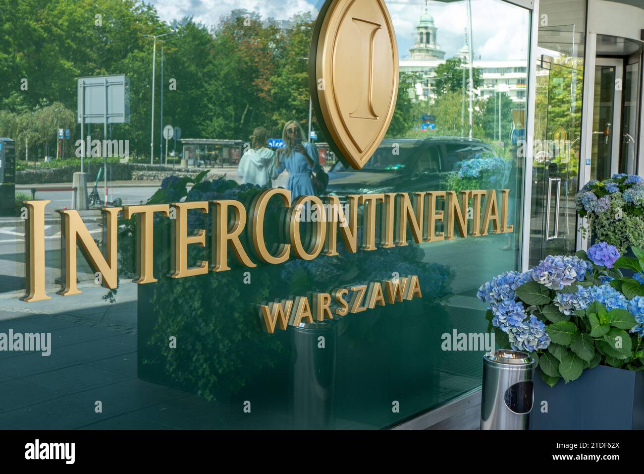 Esterno dell'hotel InterContinental di Varsavia. Logo all'ingresso dell'edificio. Cartello. Via della finestra. Segnale intercontinentale. Polonia, Varsavia - 27 luglio 2023. Foto Stock