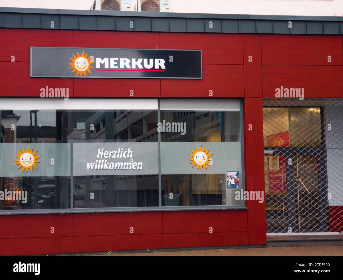 Coblenza, Germania - 19 gennaio 2021: Sala dei divertimenti "Merkur" chiusa con ingresso vietato Foto Stock