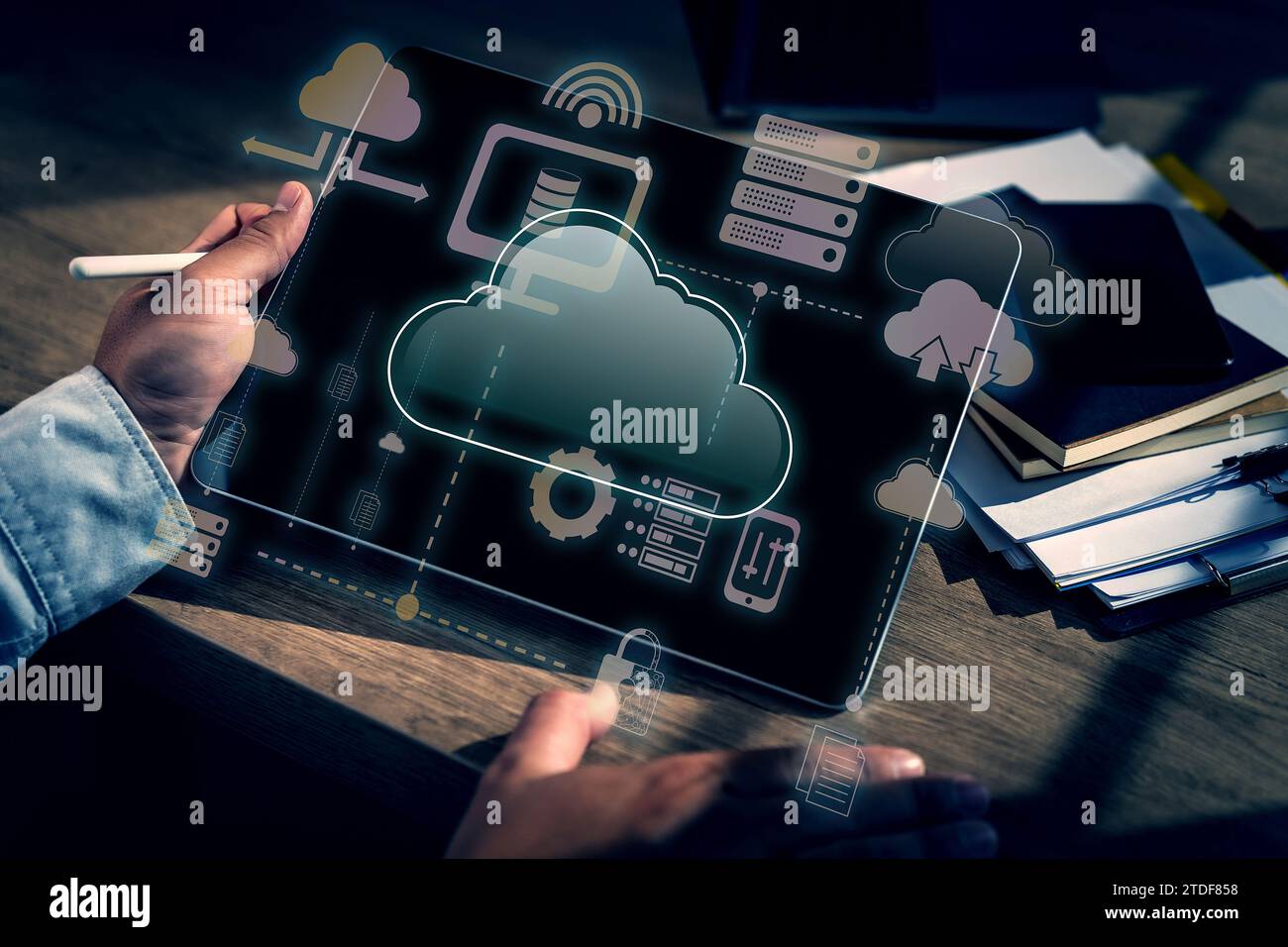Gli uomini d'affari lavorano nel cloud computing. Cloud service computing e comunicazione globale trasferimento dati cloud e archiviazione dati online connessi A Un computer Foto Stock