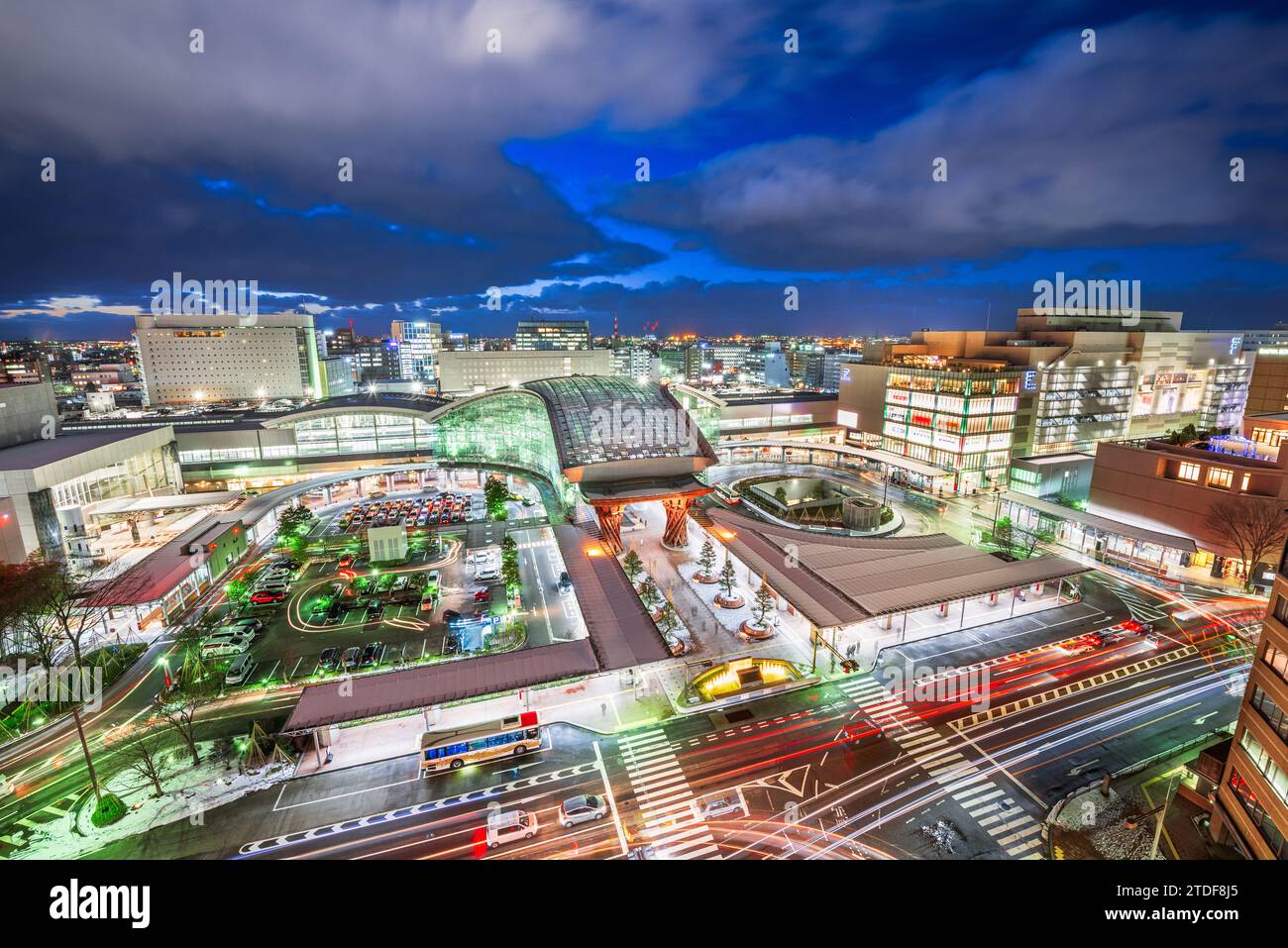 Kanazawa, lo skyline del centro cittadino del Giappone dall'alto di notte. Foto Stock