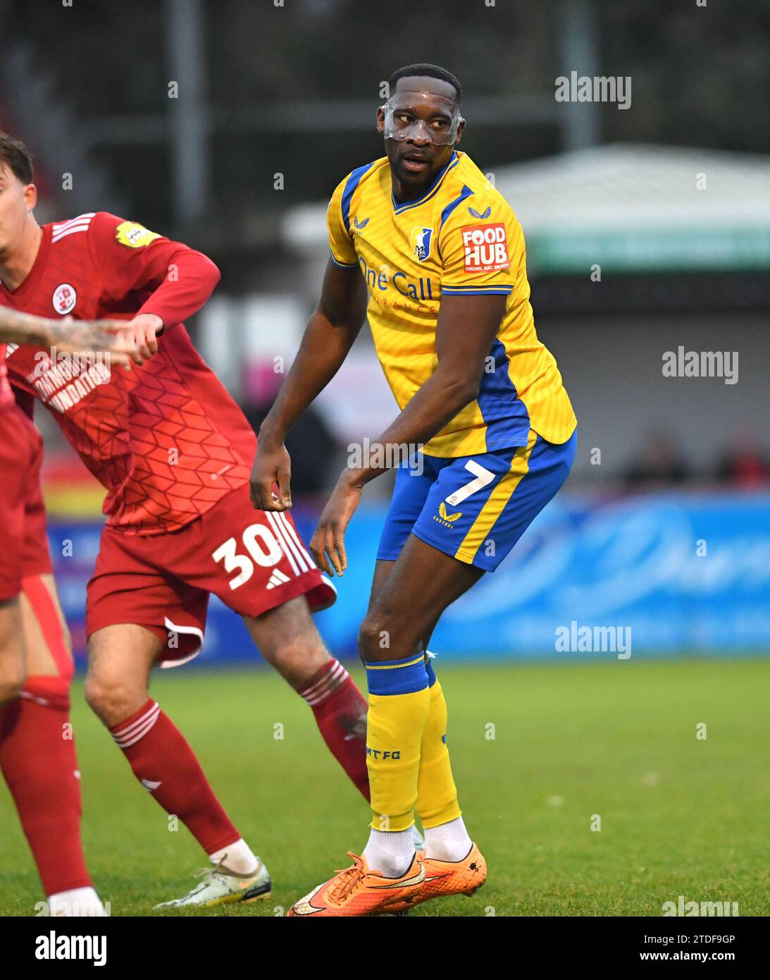 Lucas Akins di Mansfield indossa una maschera a causa di un infortunio alla guancia durante la partita Sky Bet EFL League Two tra Crawley Town e Mansfield Town al Broadfield Stadium , Crawley , Regno Unito - 16 dicembre 2023 foto Simon Dack / Telephoto Images solo per uso editoriale. Niente merchandising. Per le immagini di calcio si applicano le restrizioni fa e Premier League, incluso l'utilizzo di Internet/dispositivi mobili senza licenza FAPL. Per ulteriori informazioni, contattare Football Dataco Foto Stock