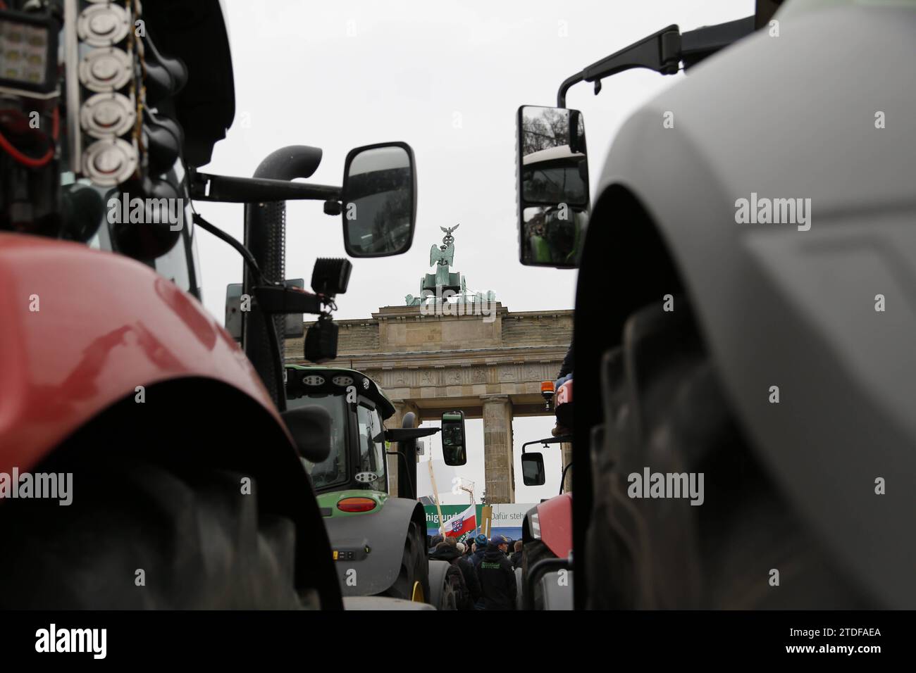 Traktorendemo der Landwirte gegen die Subventionskürzungen AM 18.12.2023 a Berlino *** Farmers Tractor demo against subsidy cut on 18 12 2023 a Berlino Foto Stock