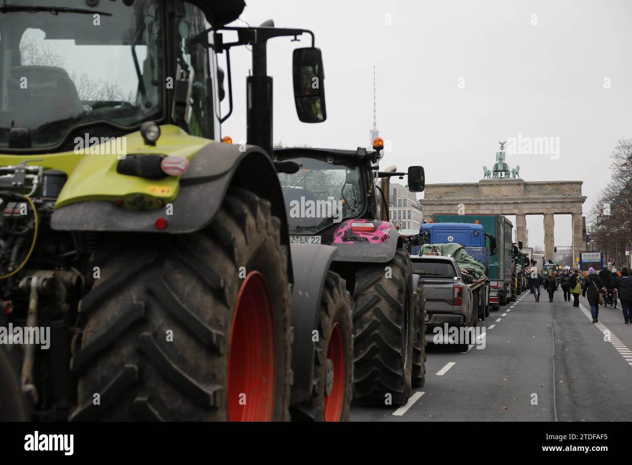 Traktorendemo der Landwirte gegen die Subventionskürzungen AM 18.12.2023 a Berlino *** Farmers Tractor demo against subsidy cut on 18 12 2023 a Berlino Foto Stock