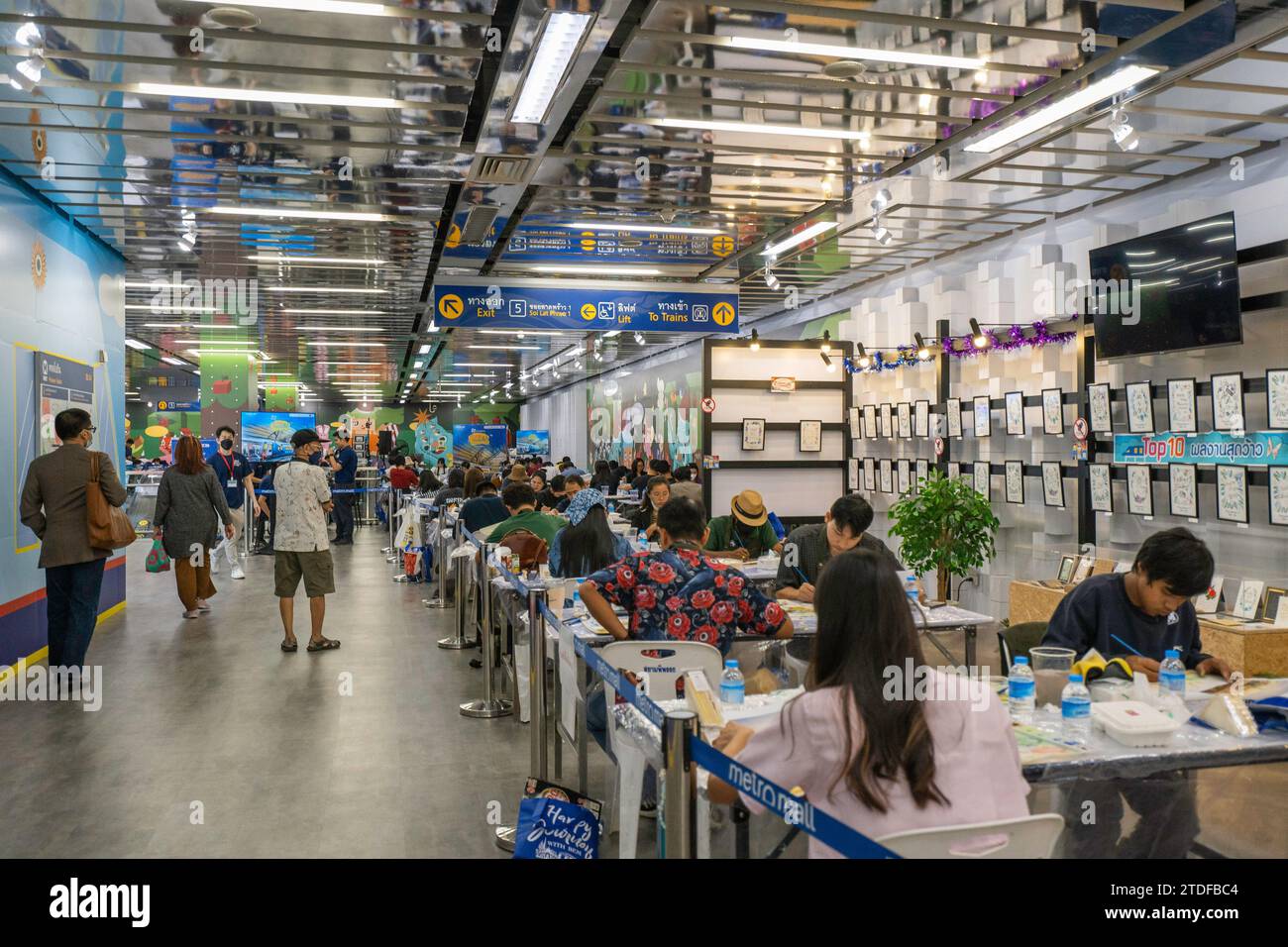 Gli studenti tailandesi e il grande pubblico sono visti dipingere, al concorso di pittura ad acquerello "BEM Art Contest", alla stazione MRT Phahon Yothin. La “Metro Art” presso l’MRT Phahon Yothin, sviluppata da Bangkok Expressway and Metro Public (BEM), Bangkok Metro Networks Limited (BMN), e supportato dall'Autorità del Turismo della Thailandia (TAT) è la nuova destinazione Art Space and Art nel cuore della città, poiché la stazione MRT Phahon Yothin collega tutte le aree di Bangkok, dove i visitatori possono imparare le arti in vari campi, fare shopping e vendere opere d'arte. Foto Stock