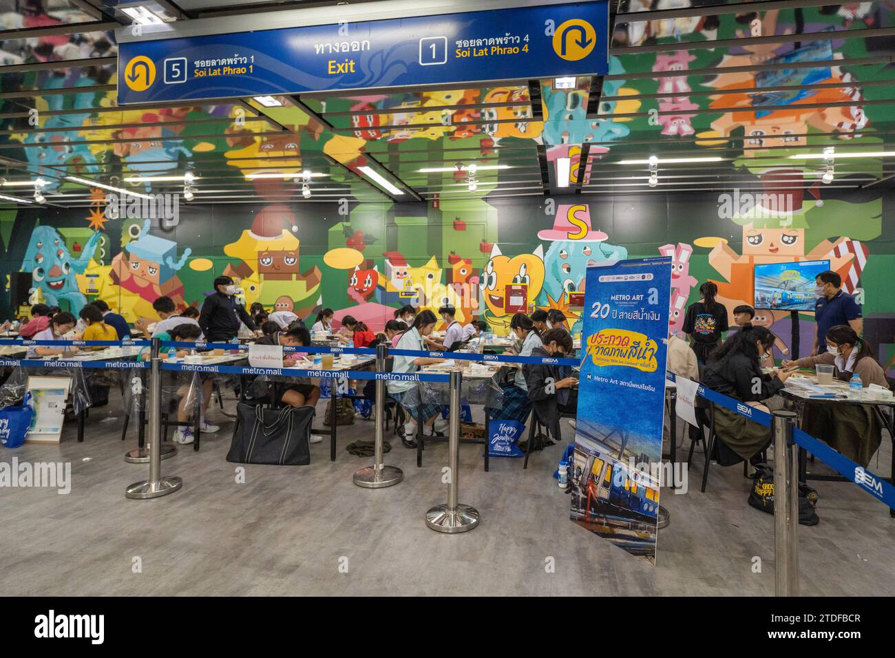 Gli studenti tailandesi e il grande pubblico sono visti dipingere, durante il concorso di pittura ad acquerello "BEM Art Contest", all'interno della stazione MRT Phahon Yothin. La “Metro Art” presso l’MRT Phahon Yothin, sviluppata da Bangkok Expressway and Metro Public (BEM), Bangkok Metro Networks Limited (BMN), e supportato dall'Autorità del Turismo della Thailandia (TAT) è la nuova destinazione Art Space and Art nel cuore della città, poiché la stazione MRT Phahon Yothin collega tutte le aree di Bangkok, dove i visitatori possono imparare le arti in vari campi, fare shopping e vendere opere d'arte. Foto Stock