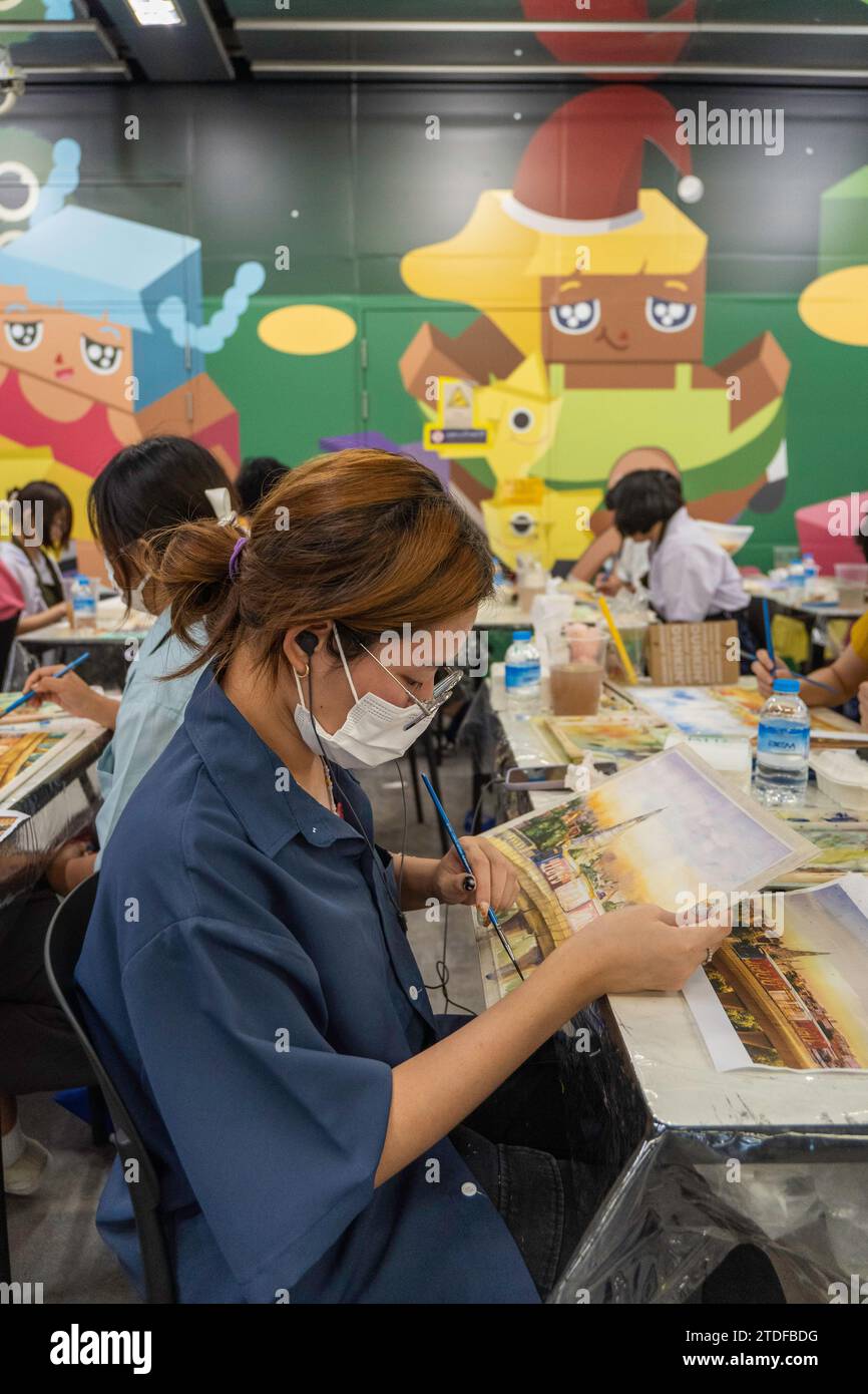 Una donna tailandese è vista riprodurre un'immagine con acquerelli, al concorso di pittura ad acquerello "BEM Art Contest", alla stazione MRT Phahon Yothin. La “Metro Art” presso l’MRT Phahon Yothin, sviluppata da Bangkok Expressway and Metro Public (BEM), Bangkok Metro Networks Limited (BMN), e supportato dall'Autorità del Turismo della Thailandia (TAT) è la nuova destinazione Art Space and Art nel cuore della città, poiché la stazione MRT Phahon Yothin collega tutte le aree di Bangkok, dove i visitatori possono imparare le arti in vari campi, fare shopping e vendere opere d'arte. Foto Stock