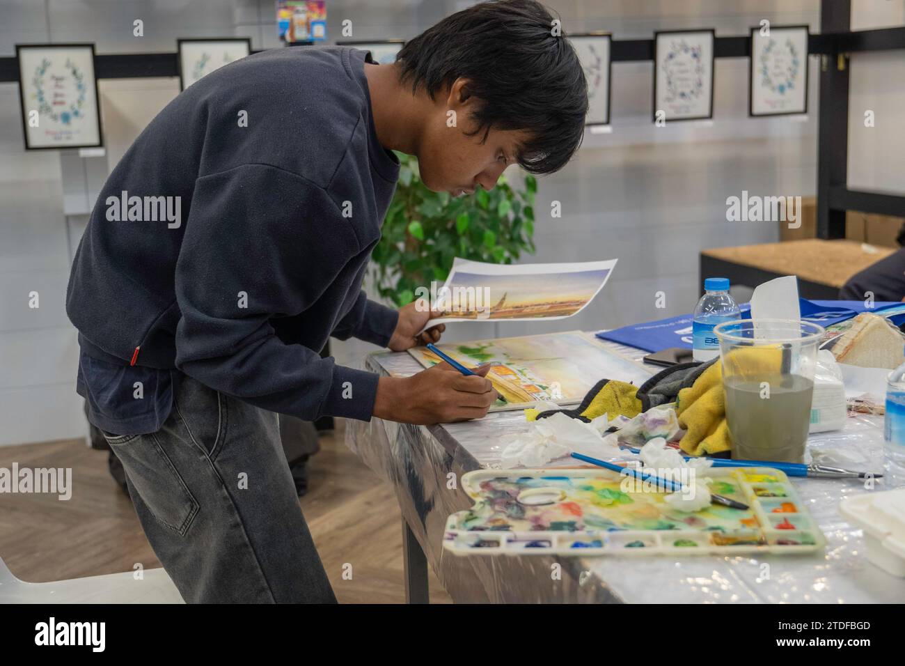 Un uomo tailandese è visto dipingere con acquerelli al concorso di pittura ad acquerello "BEM Art Contest", alla stazione MRT Phahon Yothin. La “Metro Art” presso l’MRT Phahon Yothin, sviluppata da Bangkok Expressway and Metro Public (BEM), Bangkok Metro Networks Limited (BMN), e supportato dall'Autorità del Turismo della Thailandia (TAT) è la nuova destinazione Art Space and Art nel cuore della città, poiché la stazione MRT Phahon Yothin collega tutte le aree di Bangkok, dove i visitatori possono imparare le arti in vari campi, fare shopping e vendere opere d'arte. Foto Stock