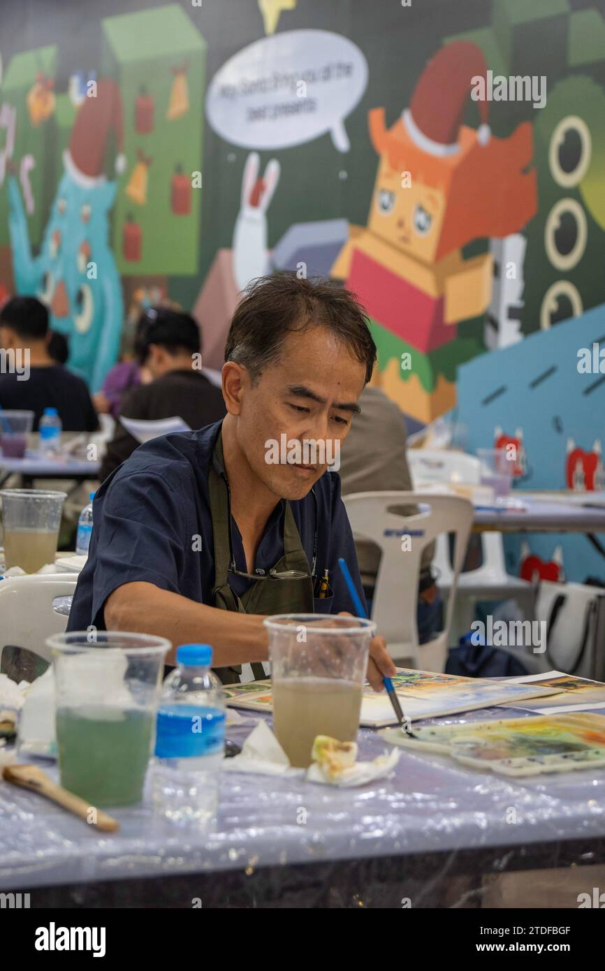 Un uomo tailandese è visto dipingere con acquerelli al concorso di pittura ad acquerello "BEM Art Contest", alla stazione MRT Phahon Yothin. La “Metro Art” presso l’MRT Phahon Yothin, sviluppata da Bangkok Expressway and Metro Public (BEM), Bangkok Metro Networks Limited (BMN), e supportato dall'Autorità del Turismo della Thailandia (TAT) è la nuova destinazione Art Space and Art nel cuore della città, poiché la stazione MRT Phahon Yothin collega tutte le aree di Bangkok, dove i visitatori possono imparare le arti in vari campi, fare shopping e vendere opere d'arte. Foto Stock