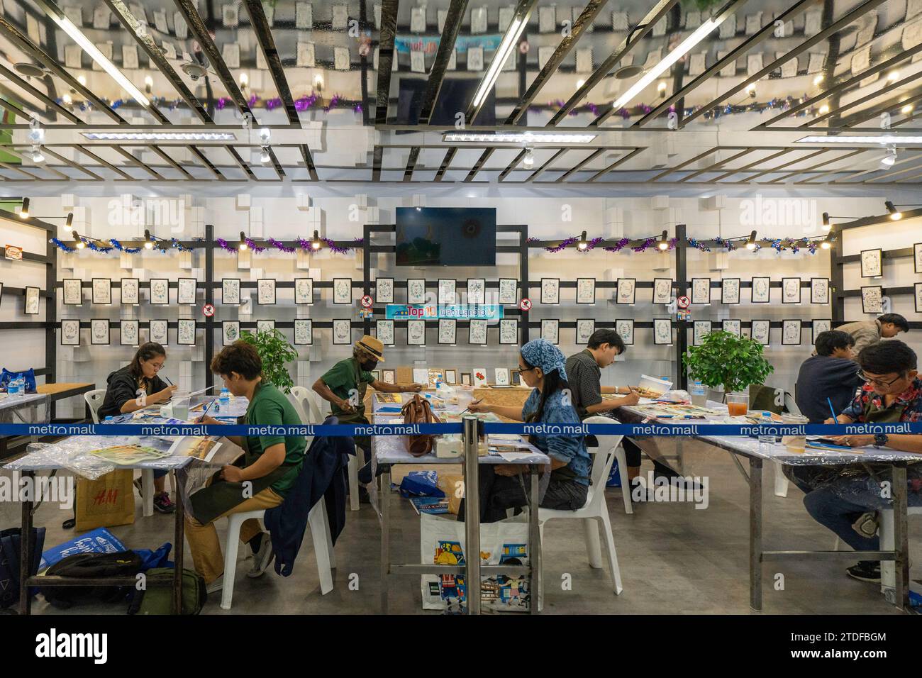 Gli studenti e il grande pubblico sono visti dipingere durante il concorso di pittura ad acquerello "BEM Art Contest", alla stazione MRT Phahon Yothin. La “Metro Art” presso l’MRT Phahon Yothin, sviluppata da Bangkok Expressway and Metro Public (BEM), Bangkok Metro Networks Limited (BMN), e supportato dall'Autorità del Turismo della Thailandia (TAT) è la nuova destinazione Art Space and Art nel cuore della città, poiché la stazione MRT Phahon Yothin collega tutte le aree di Bangkok, dove i visitatori possono imparare le arti in vari campi, fare shopping e vendere opere d'arte. Foto Stock