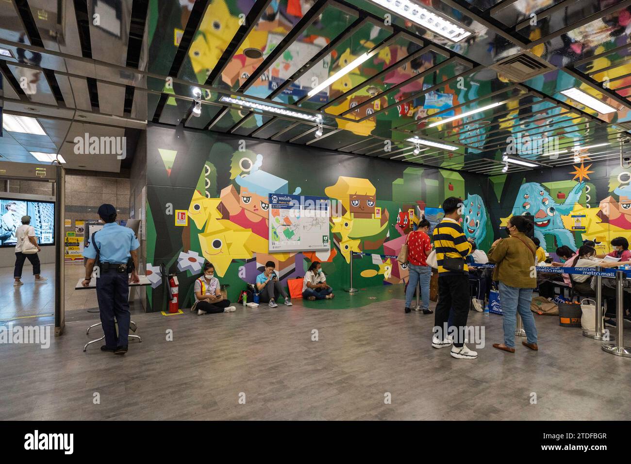 Le persone sono viste in uno degli ingressi e delle uscite della stazione MRT Phahon Yothin, durante il concorso di pittura ad acquerello "BEM Art Contest", presso la stazione MRT Phahon Yothin. La “Metro Art” presso l’MRT Phahon Yothin, sviluppata da Bangkok Expressway and Metro Public (BEM), Bangkok Metro Networks Limited (BMN), e supportato dall'Autorità del Turismo della Thailandia (TAT) è la nuova destinazione Art Space and Art nel cuore della città, poiché la stazione MRT Phahon Yothin collega tutte le aree di Bangkok, dove i visitatori possono imparare le arti in vari campi, fare shopping e vendere opere d'arte. Foto Stock