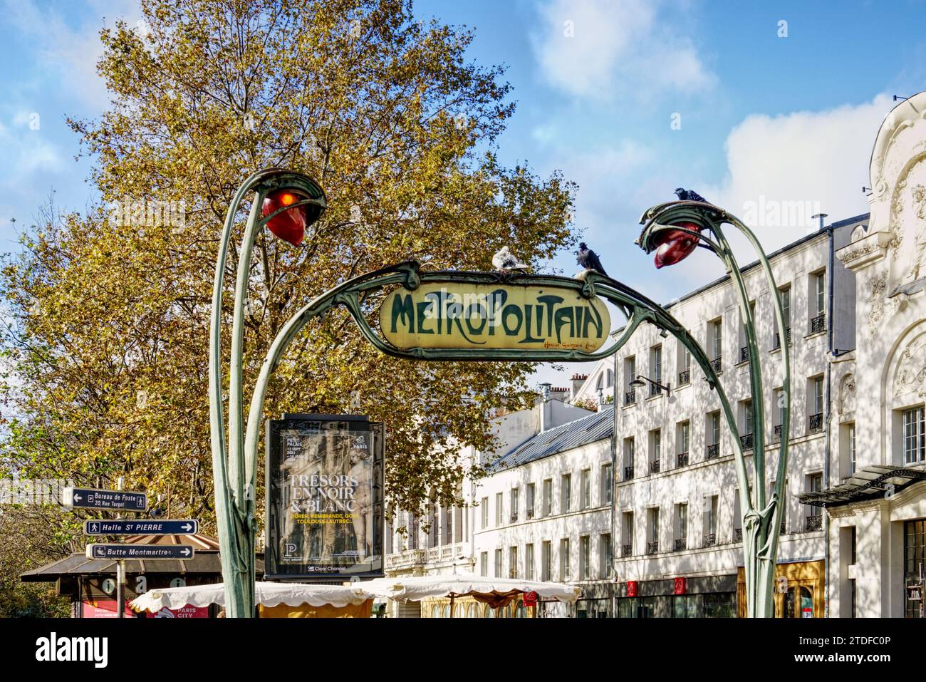 Montmartre, Parigi, Francia - iconico cartello d'ingresso art nouveau Paris Metro Metropolitain alla stazione di Anvers, progettato dall'architetto francese Hector Guimard Foto Stock