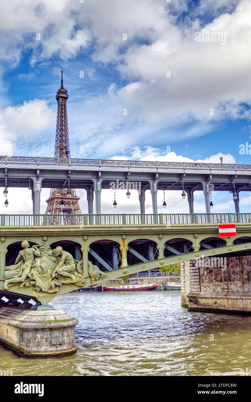 Ponte Bir-Hakeim che attraversa la Senna a Parigi, Francia, con la Torre Eiffel sullo sfondo Foto Stock