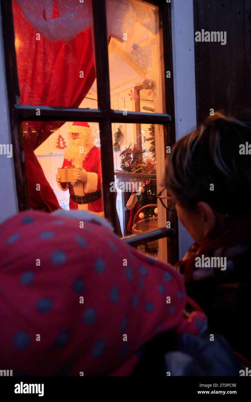 Sarlat, Francia. 17 dicembre 2023. Babbo Natale è appena arrivato nel Périgord per l'intrattenimento natalizio nella città medievale di Sarlat, nel sud-ovest della Francia. Sarlat, Périgord Noir, Dordogne, Francia, Europa. Foto di HM Images/Alamy Live News. Foto Stock