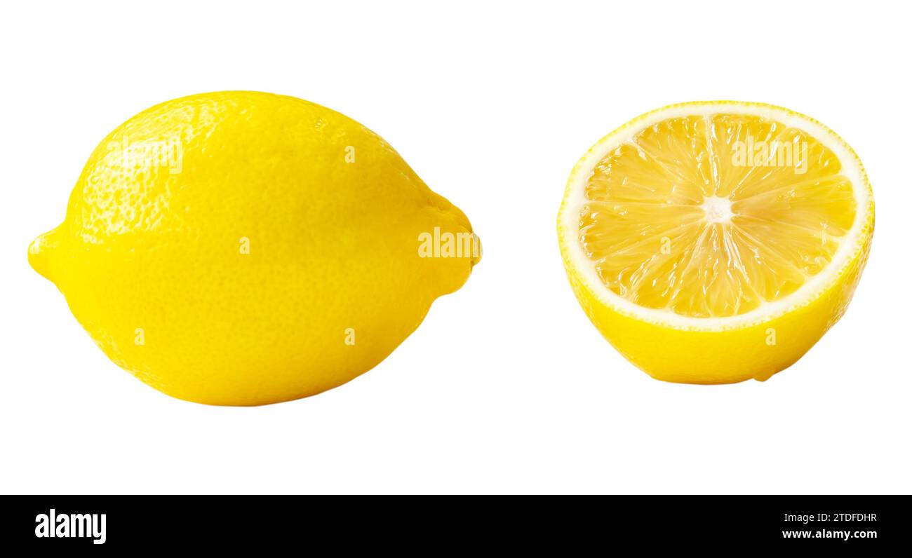 Il bellissimo set di limone giallo fresco con frutta intera e metà è isolato su sfondo bianco con percorso di ritaglio. Vista frontale e posizionamento piatto Foto Stock