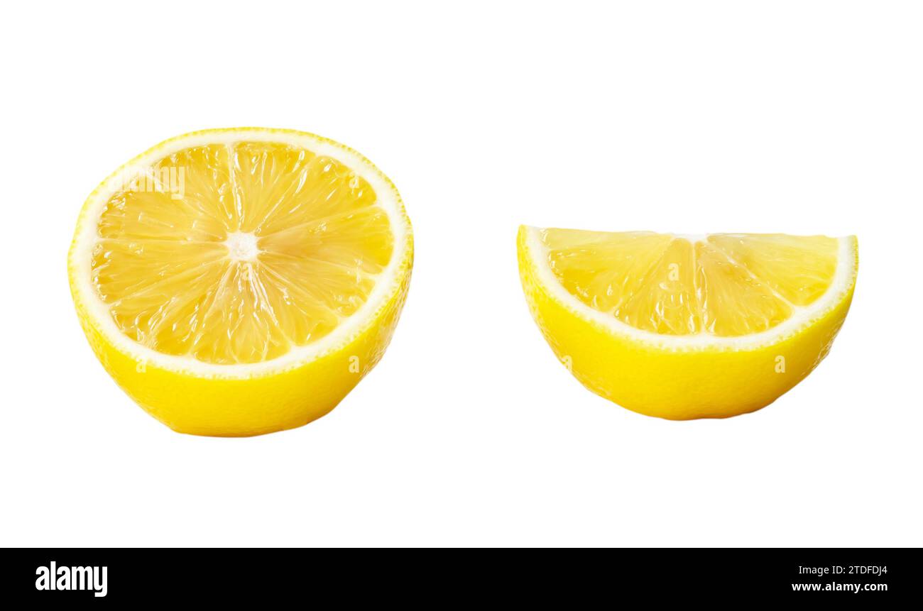 La metà fresca del limone giallo con un quarto di set è isolata su sfondo bianco con un percorso di ritaglio. Vista frontale e posizionamento piatto Foto Stock