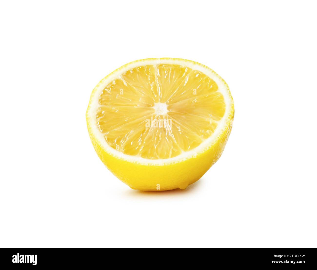 La metà fresca del limone giallo è isolata su sfondo bianco con percorso di ritaglio. Foto Stock