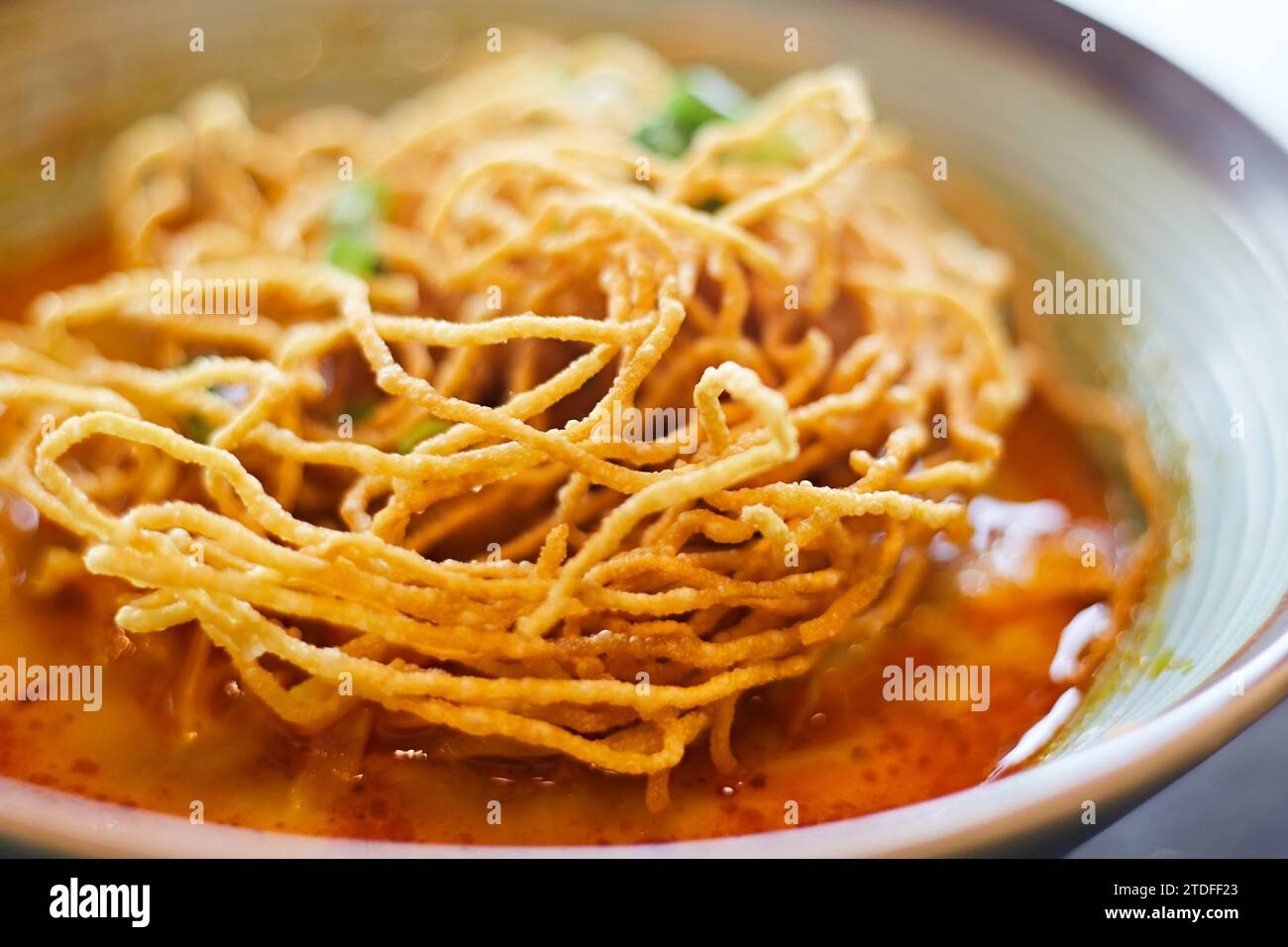 Cibo tailandese settentrionale (Khao Soi), zuppa piccante di noodles al curry con latte di cocco Foto Stock