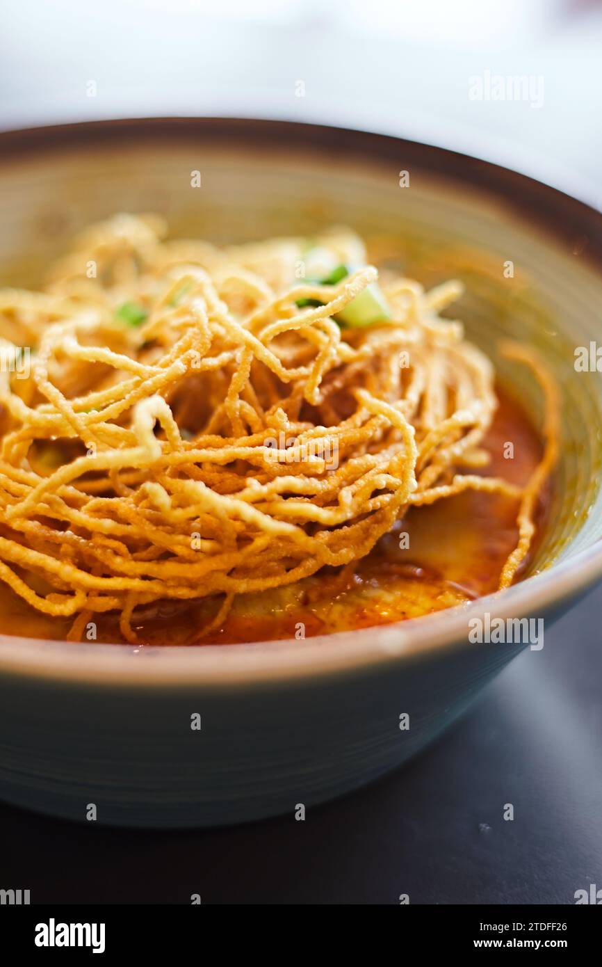 Cibo tailandese settentrionale (Khao Soi), zuppa piccante di noodles al curry con latte di cocco Foto Stock