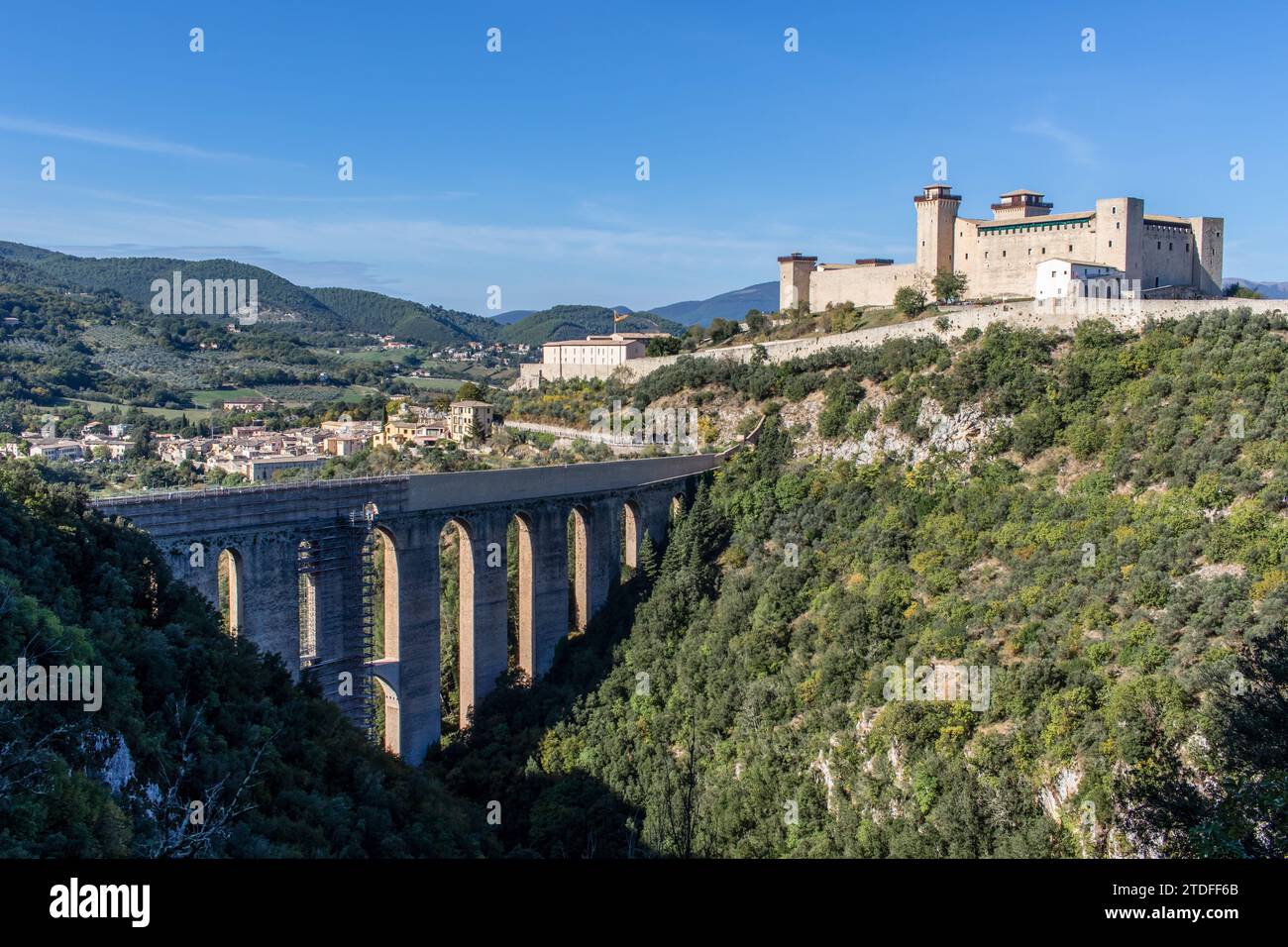 Spoleto, Italia - uno dei borghi più belli dell'Italia centrale, Spoleto mostra un meraviglioso centro storico, con la sua famosa fortezza e il suo ponte Foto Stock