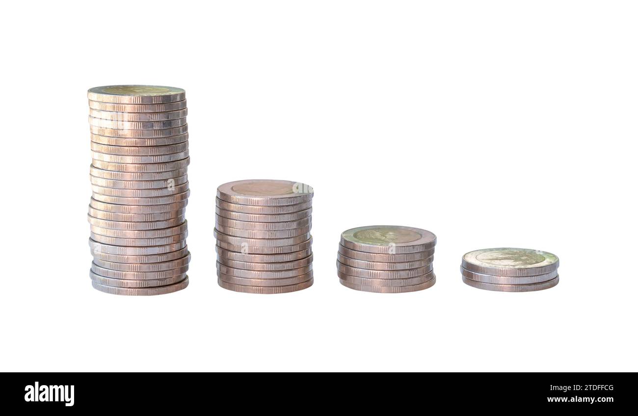 Le monete d'argento in pile separate sono isolate su sfondo bianco con un percorso di ritaglio. Concetto di crescita economica in termini di investimenti e risparmio Foto Stock