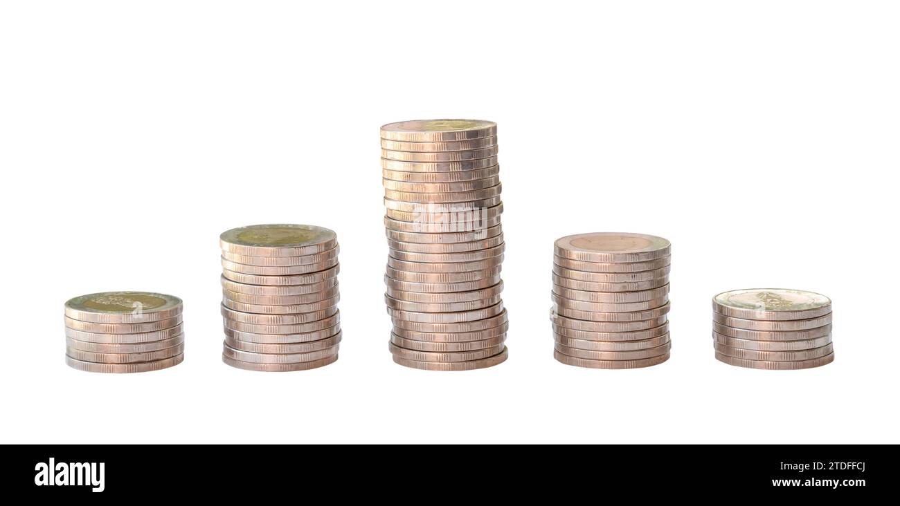 Le monete d'argento in pile separate sono isolate su sfondo bianco con un percorso di ritaglio. Concetto di crescita economica in termini di investimenti e risparmio Foto Stock