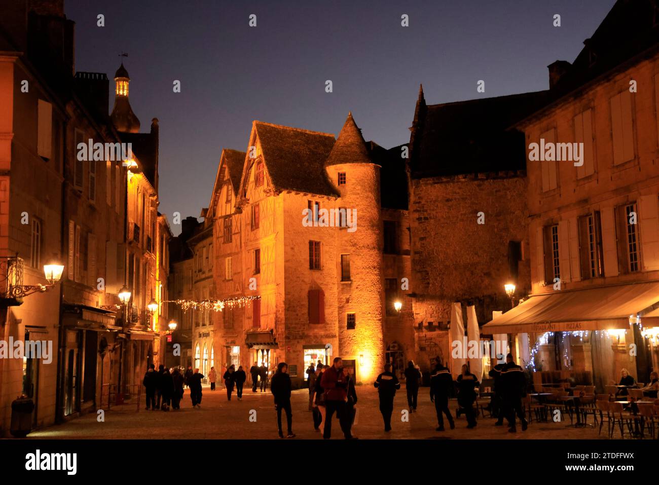 La città medievale di Sarlat nel Périgord Noir prima delle celebrazioni di fine anno di Natale e Capodanno. Architettura, patrimonio, storia e. Foto Stock