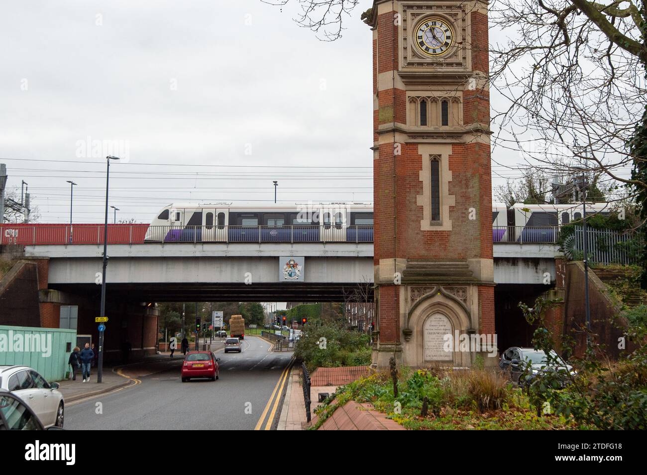 Maidenhead, Regno Unito. 15 dicembre 2023. Un treno della Elizabeth Line attraversa un ponte ferroviario vicino alla stazione di Maidenhead nel Berkshire. Ci sono stati una serie di problemi con la linea Elizabeth da quando è iniziata con danni ai cavi aerei lungo la pista. Credito: Maureen McLean/Alamy Foto Stock