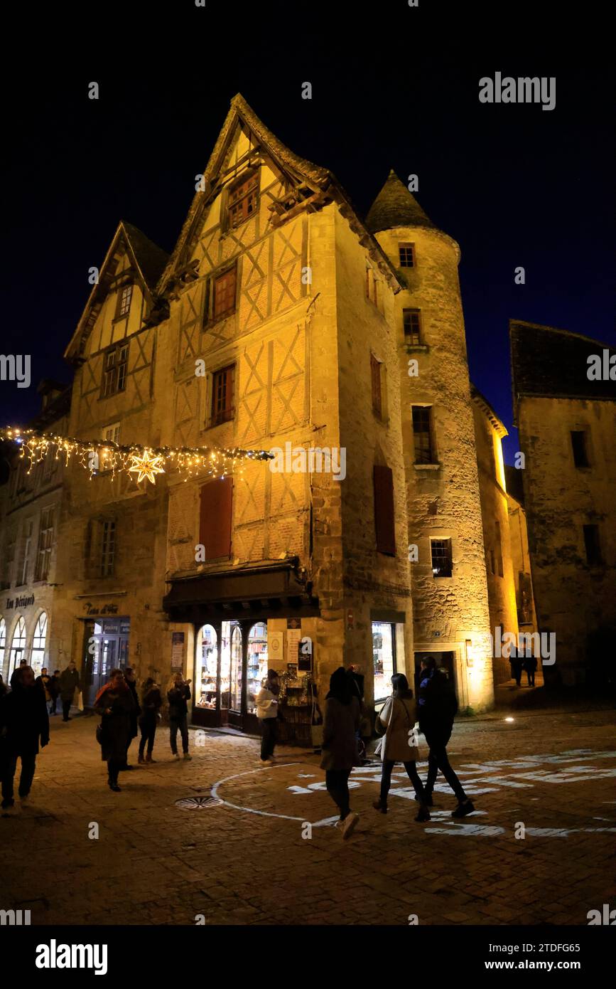 La città medievale di Sarlat nel Périgord Noir prima delle celebrazioni di fine anno di Natale e Capodanno. Architettura, patrimonio, storia e. Foto Stock