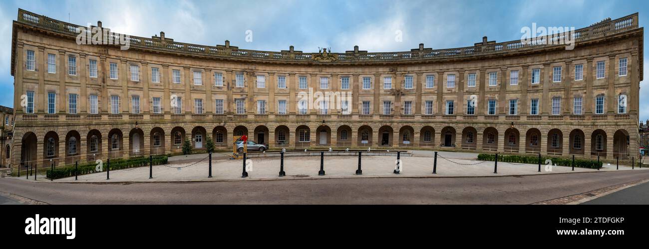 La Mezzaluna Georgiana Buxton ora completamente restaurata. Edificio classificato di grado 1 progettato dall'architetto John Carr di York nel 1780. Foto Stock