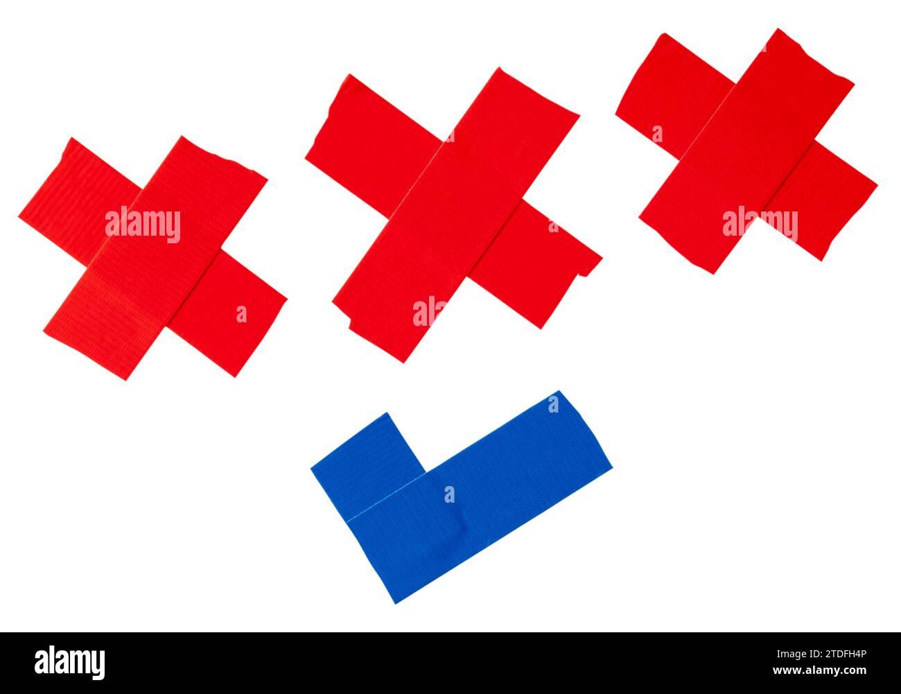 Set di nastro scotch rosso e blu o nastro vinilico adesivo in striscia di croce e segno di spunta isolato su sfondo bianco con percorso di ritaglio. Foto Stock