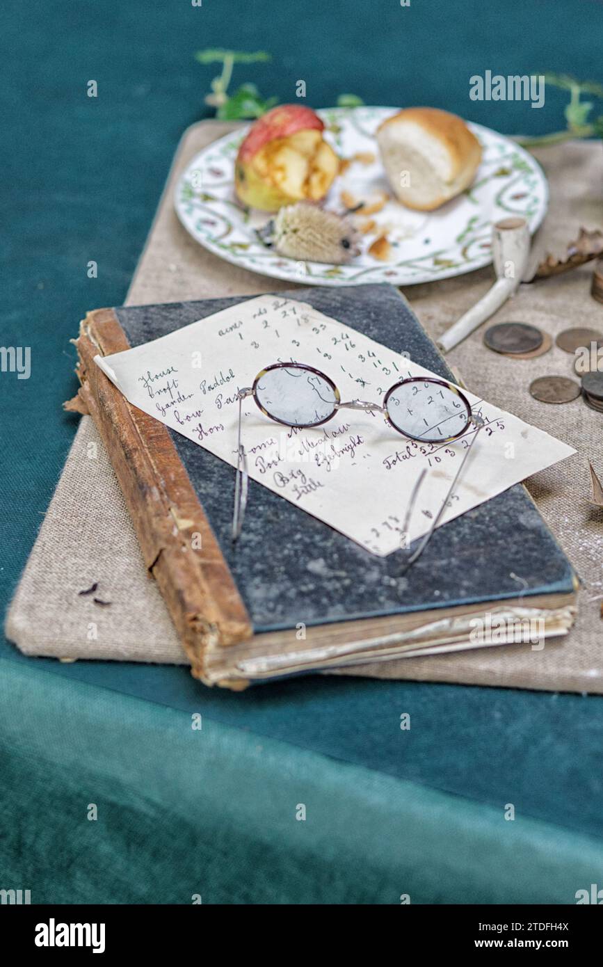 libro contabile vintage e bicchieri rotondi Foto Stock