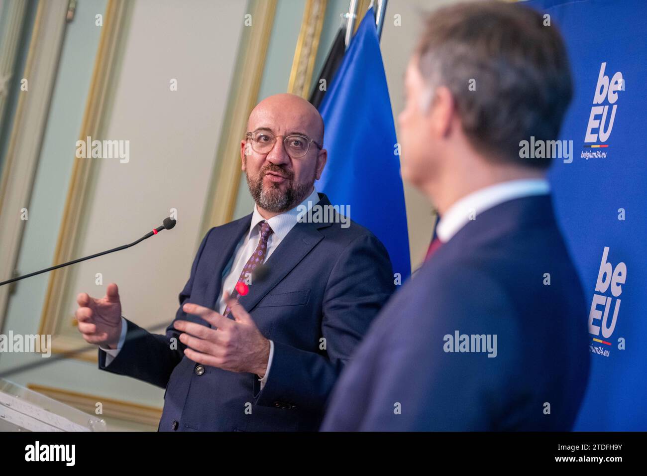 Bruxelles, Belgio. 18 dicembre 2023. Il presidente del Consiglio europeo Charles Michel è raffigurato durante una conferenza stampa dopo una riunione sull'inizio della presidenza belga dell'Unione europea il 1° gennaio 2024, presso l'ufficio del primo ministro a Bruxelles, lunedì 18 dicembre 2023. BELGA PHOTO JONAS ROOSENS Credit: Belga News Agency/Alamy Live News Foto Stock