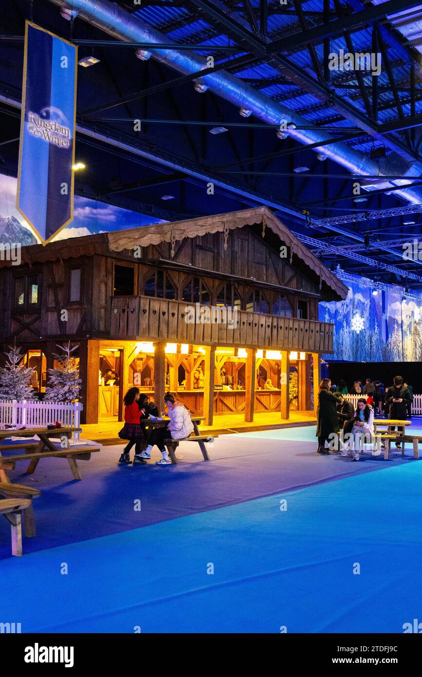 Chalet bar in stile alpino al Kingdom of Winter Christmas Market presso l'Excel Centre, Londra, Inghilterra Foto Stock