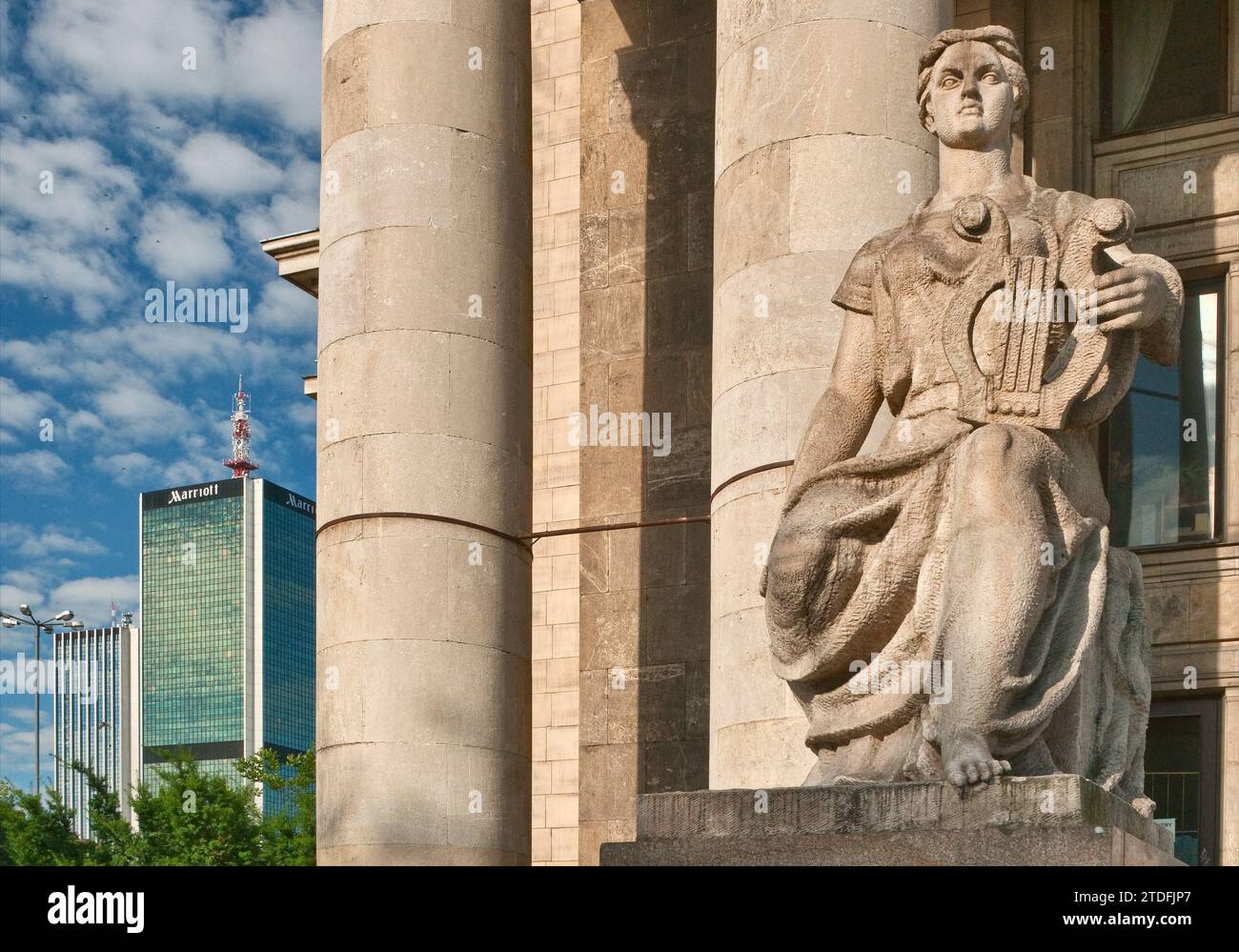 Statua in stile socialista-realista di musa eroica al Palazzo della Cultura e della Scienza, simbolo della dominazione sovietica del passato, Varsavia, Polonia Foto Stock