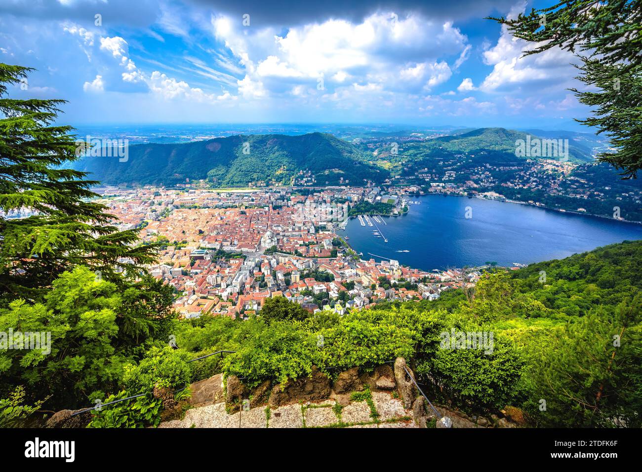 Vista panoramica aerea della città di Como, regione Lombardia d'Italia Foto Stock